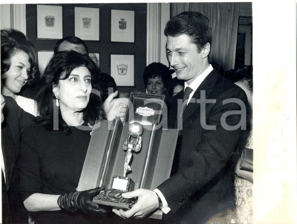Fotografia d epoca originale 1966 MILANO Anna MAGNANI riceve da Warner BENTIVEGNA 14° Oscar  DANNEGGIATA 1