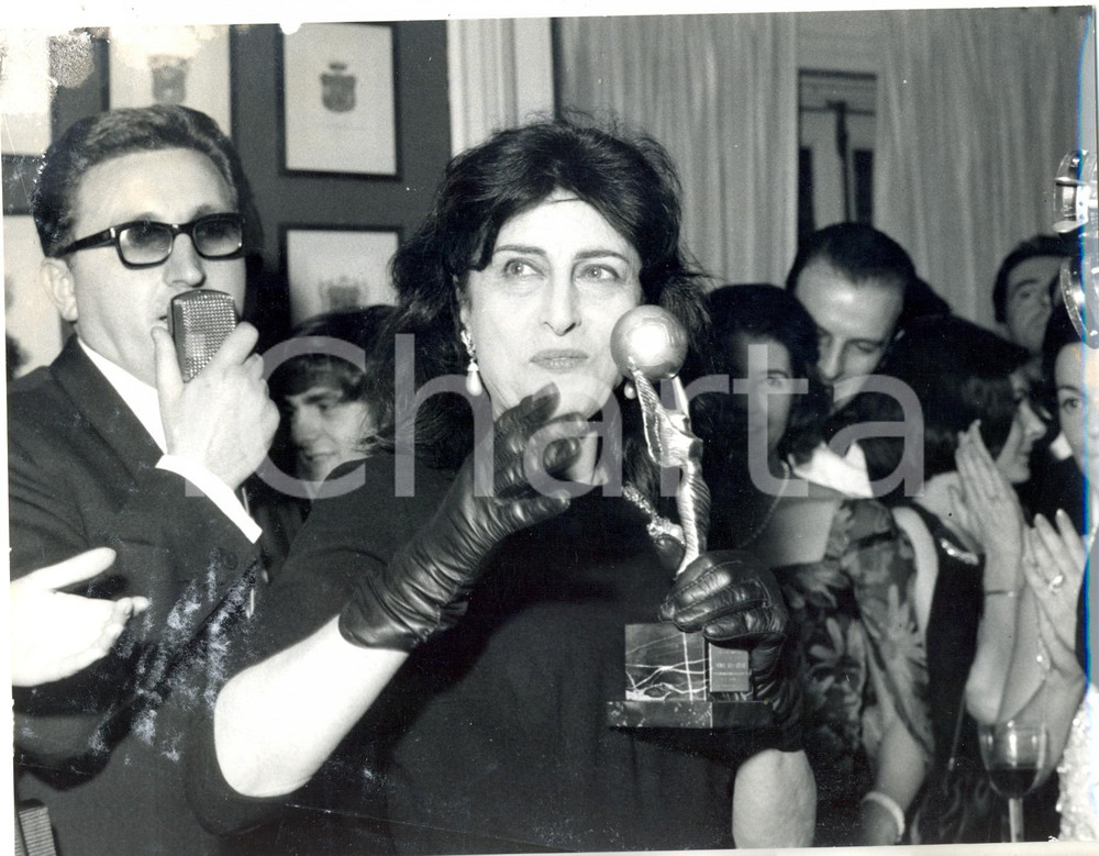 Fotografia d epoca originale 1966 MILANO Anna MAGNANI riceve 14Â° Oscar Internazionale per il film La Lupa 1