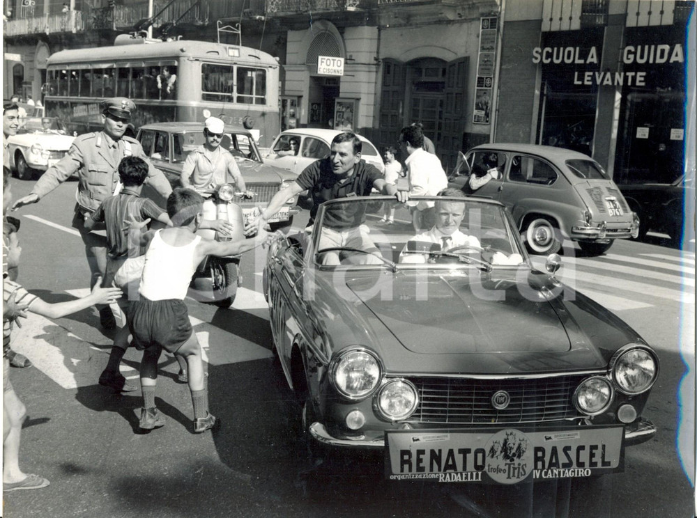 Fotografia d epoca originale 1965 CANTAGIRO TRANI Renato RASCEL stringe la mano a un bambino Foto 1