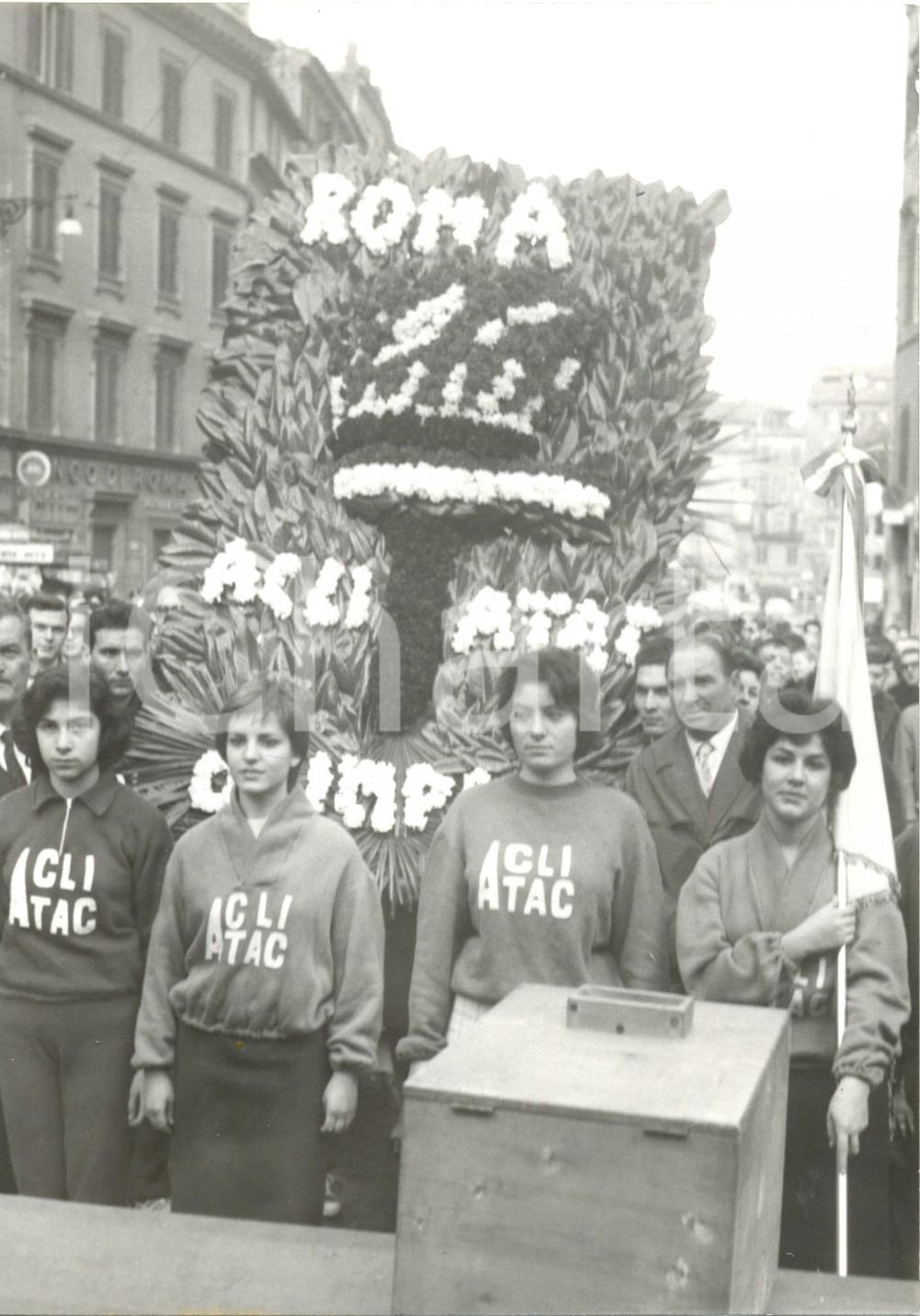 Fotografia d epoca originale 1959 ROMA Omaggio floreale ACLI per la statua della Vergine di Piazza di Spagna 1