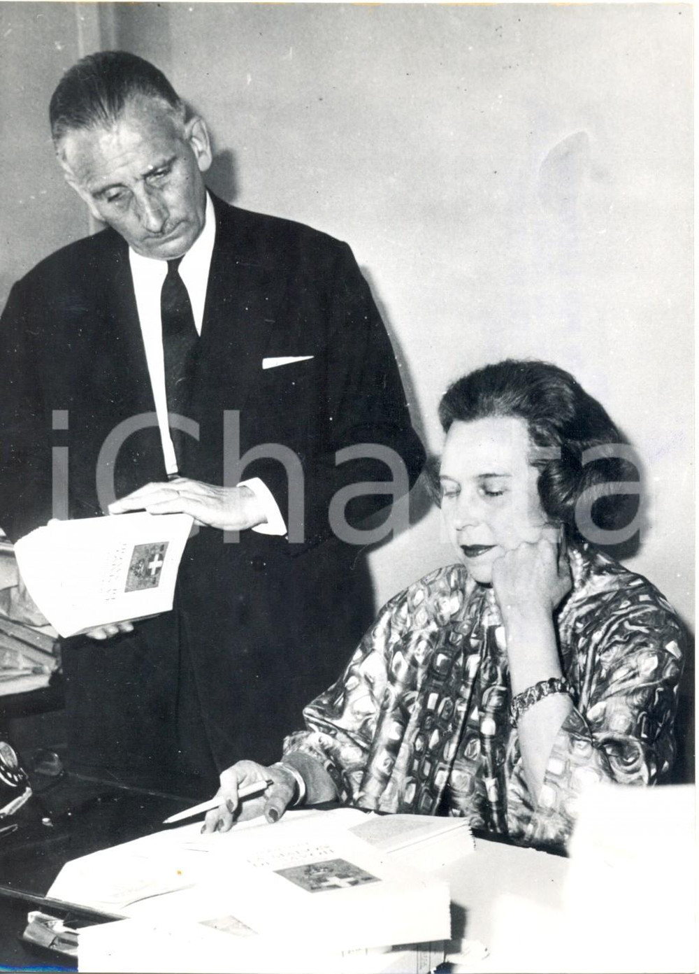 Fotografia d epoca originale 1962 PARIS Maria JosÃ© di SAVOIA firma le copie del suo libro Maison De Savoie 1