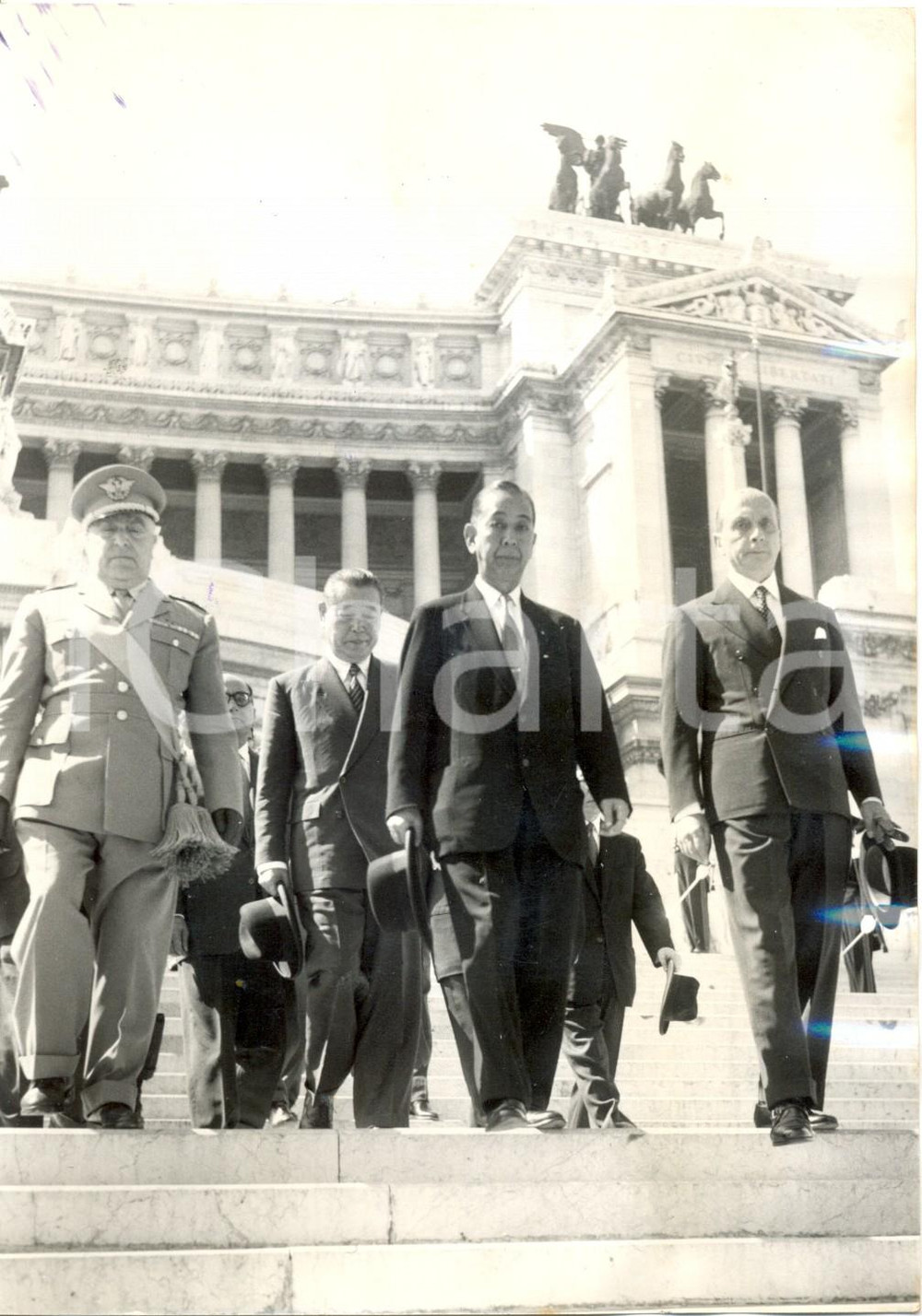 Fotografia d epoca originale 1959 ROMA Nobusuke KISHI Antonio GUALANO lasciano il Milite Ignoto Foto 1