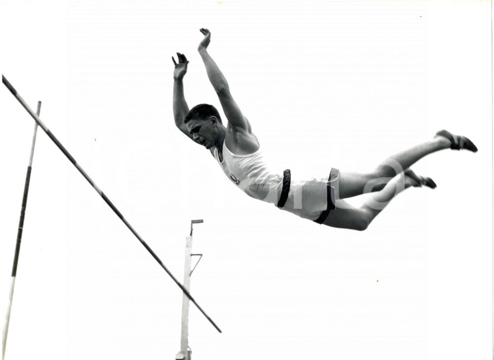 Fotografia d epoca originale 1960 LONDON High jumper  William FOSTENBAUGH making new higher altitudes record 1