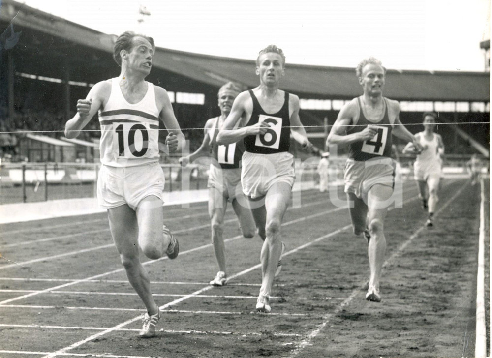 Fotografia d epoca originale 1959 LONDON 5000 metres Derek IBBOTSON wins British Games at White City Stadium 1