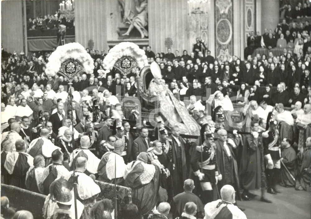 Fotografia d epoca originale 1959 VATICANO  Cerimonia del Galero  Papa Giovanni XXIII entra in San Pietro 1