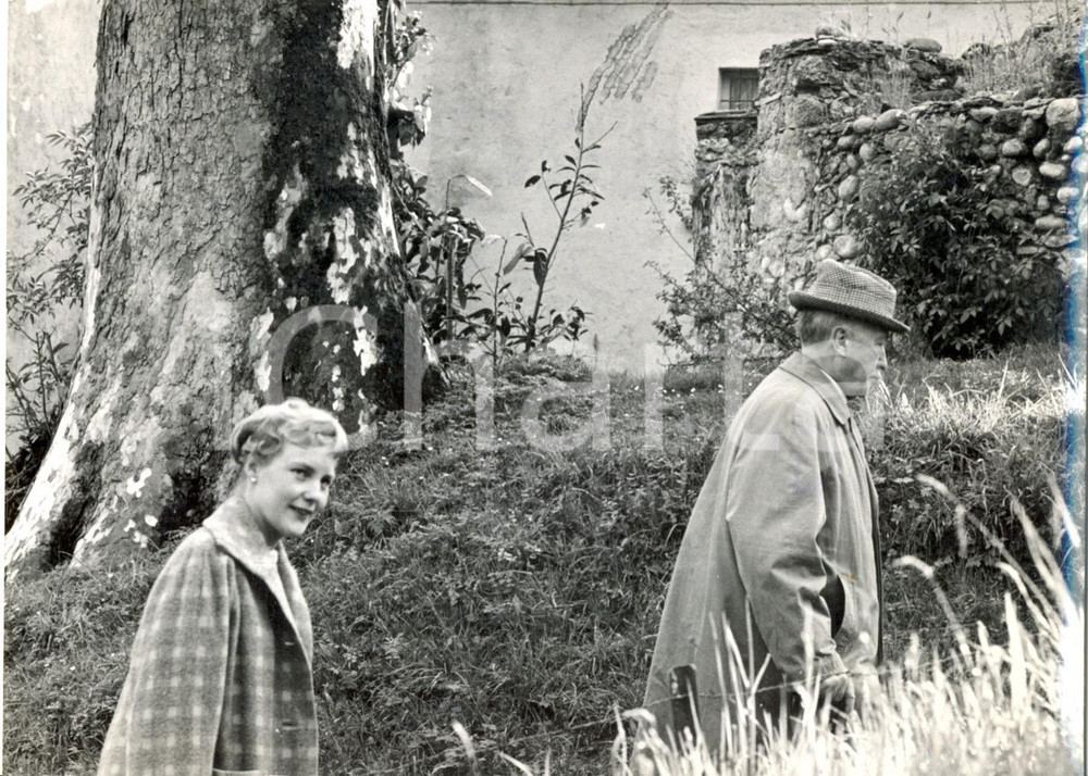 Fotografia d epoca originale 1959 CADENABBIA Konrad ADENAUER passeggia con la figlia Liebeth per il paese 1