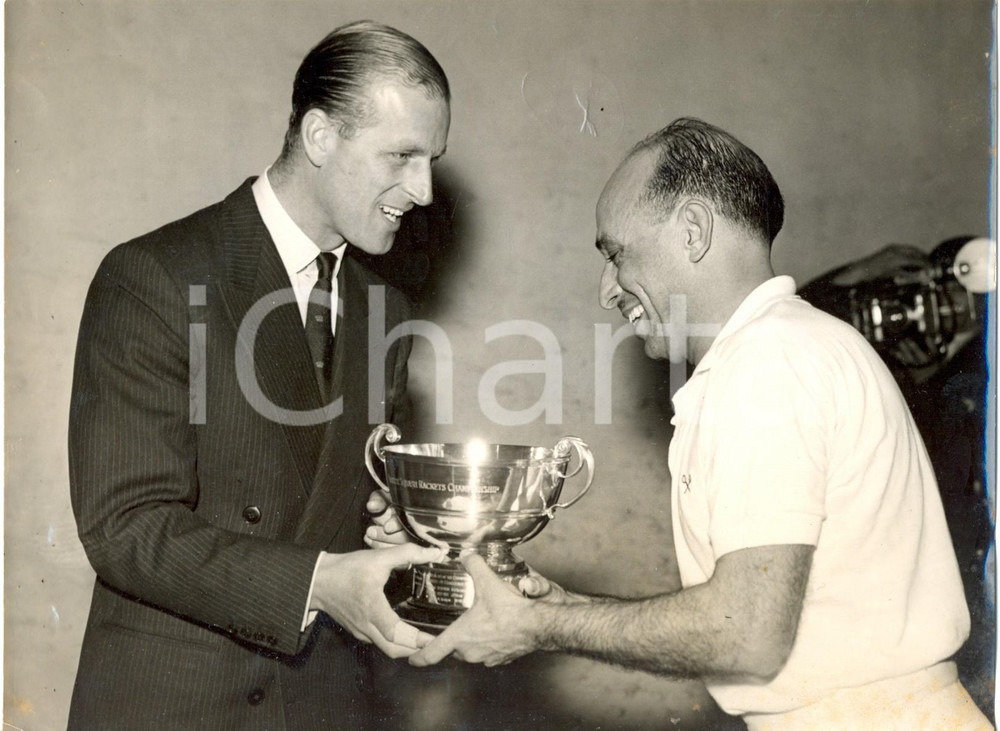 Fotografia d epoca originale 1956 LONDON Duke of Edinburgh rewards Hashim KHAN squash champion Lansdowne Club 1