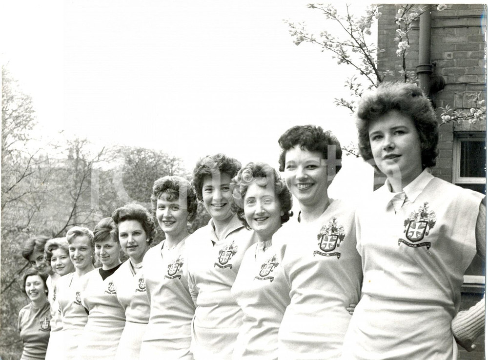 Fotografia d epoca originale 1960 MACCLESFIELD SOCCER  Girls team wearing chic Wolves  clothing Photo 20x15 1