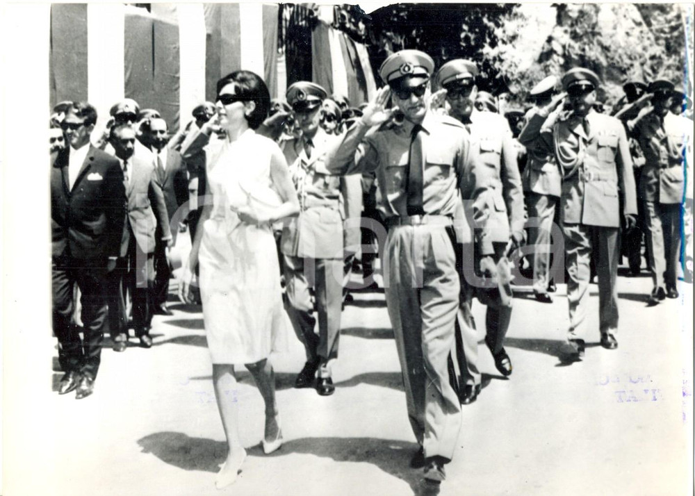Fotografia d epoca originale 1963 TEHERAN Farah DIBA Mohammad Reza PAHLAVI sciÃ  di Persia a una sfilata 1