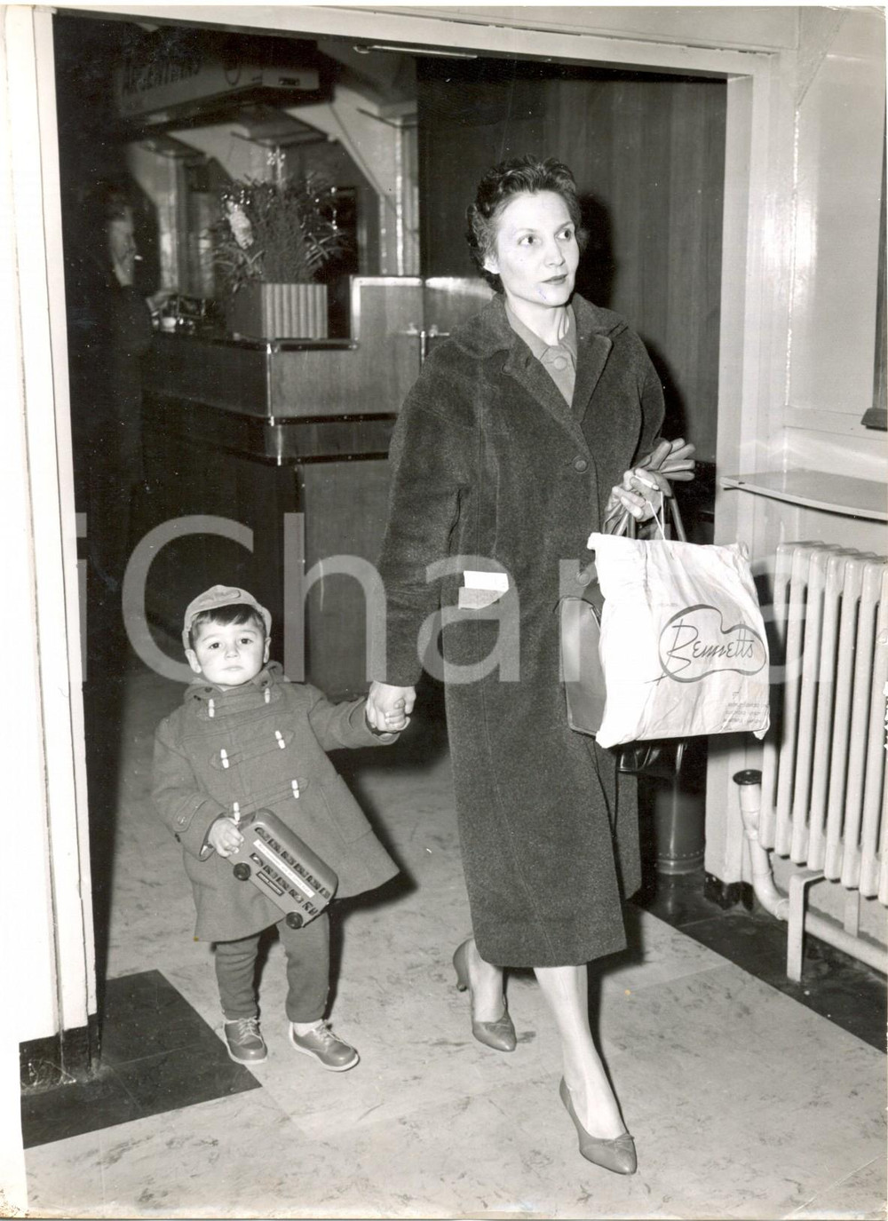 Fotografia d epoca originale 1959 LONDON Elda ZARB handinhand with her son GERALD at the airport Photo 1