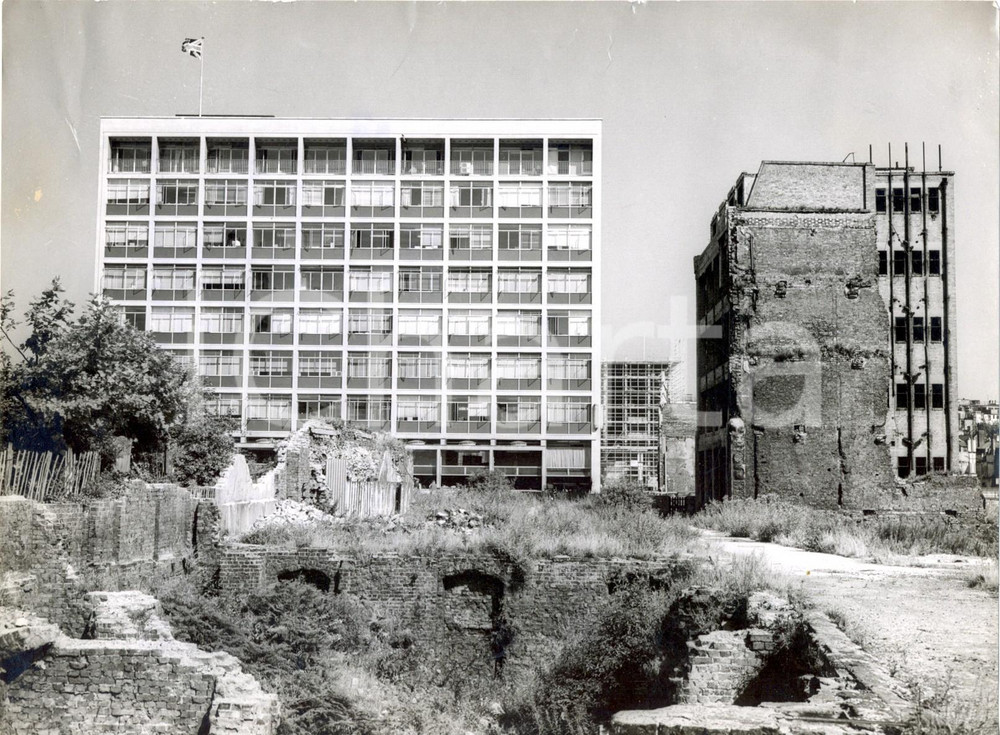 Fotografia d epoca originale 1959 LONDON New modern architecture growing up near Second War devastation 1
