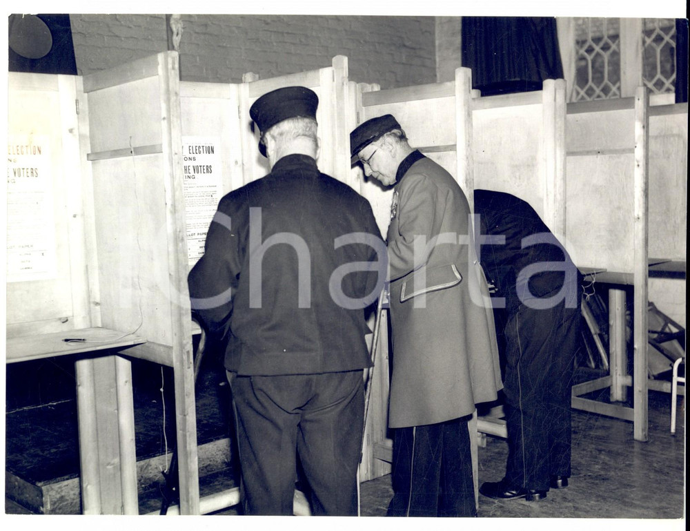 Fotografia d epoca originale 1959 CHELSEA The pensioners at St. Joseph s Primary School voting cubicle 1