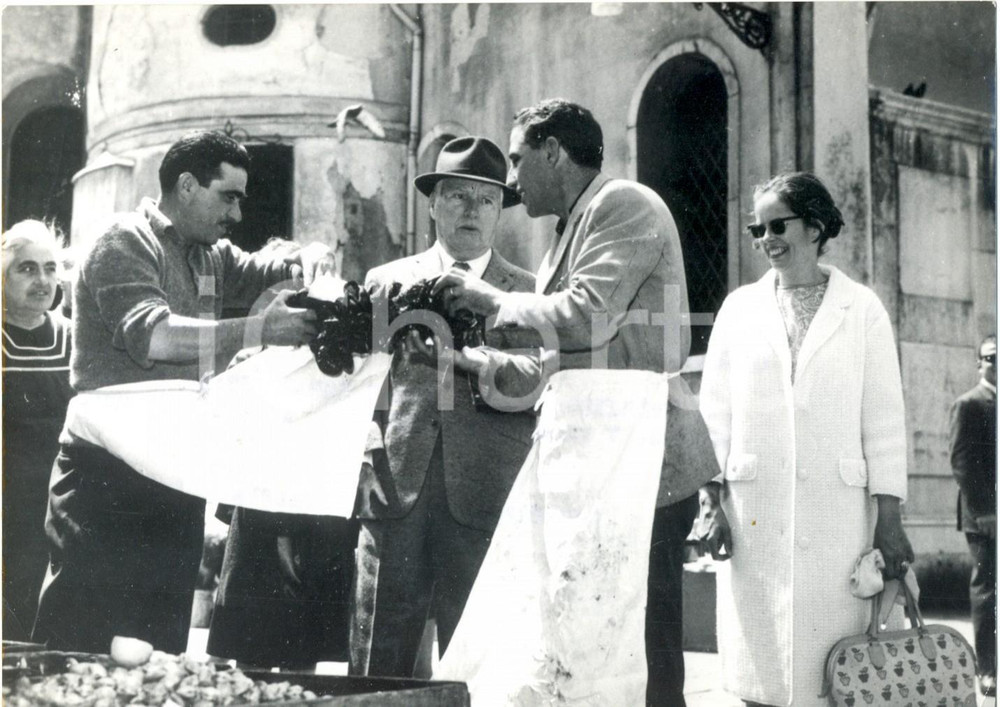 Fotografia d epoca originale 1964 VENEZIA Charlie CHAPLIN sceglie cozze fresche con la moglie Oona O NEILL 1