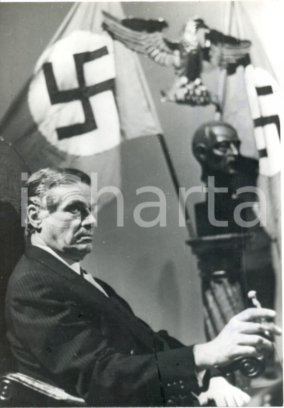 Fotografia d epoca originale 1971 FRANCE Pierre FAVART in scena nel film Il pro e il contro: Ciano Foto 1