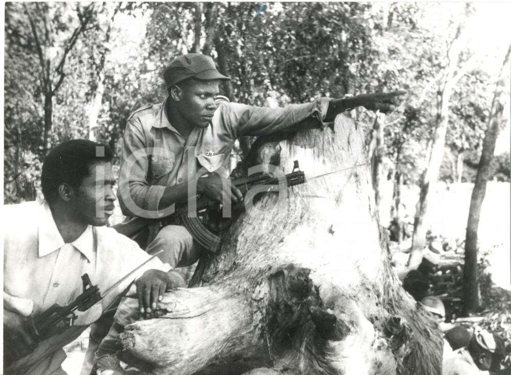 Fotografia d epoca originale 1971 MOZAMBICO Guerriglieri preparano un agguato alle truppe portoghesi Foto 1