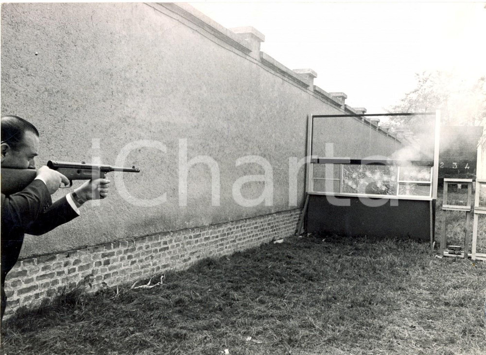 Fotografia d epoca originale 1964 MONZA Il maresciallo Ferdinando OSCURI testa il vetro VIS al poligono 1