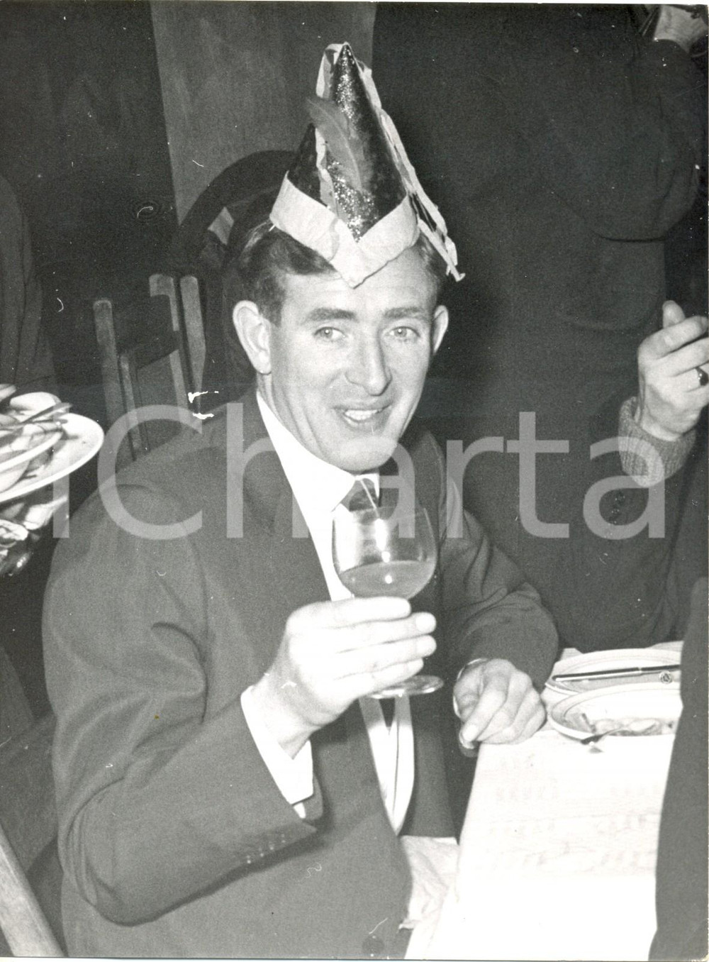 Fotografia d epoca originale 1960 LONDON Danny BLANCHFLOWER Tottenham captain toasting at White Hart Lans 1