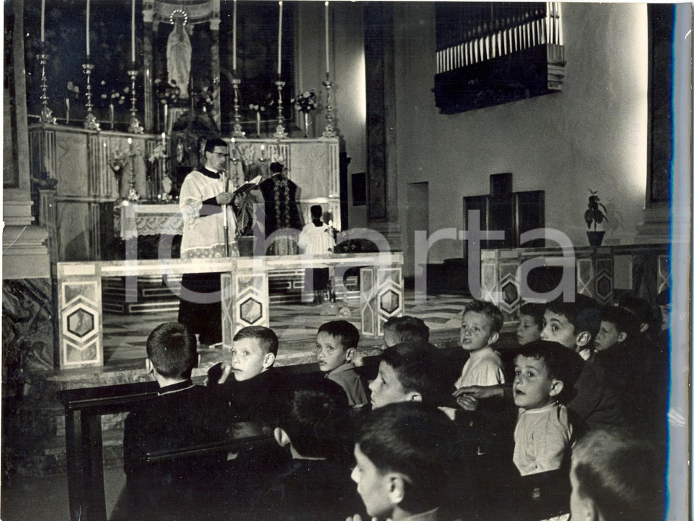 Fotografia d epoca originale 1963 SOTTO IL MONTE Mons. Antonio MANZONI annuncia morte papa GIOVANNI XXIII 1