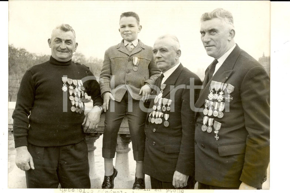 1960 PARIS Futurs chevaliers LEGION D'HONNEUR avant la cérémonie à la Sorbonne
