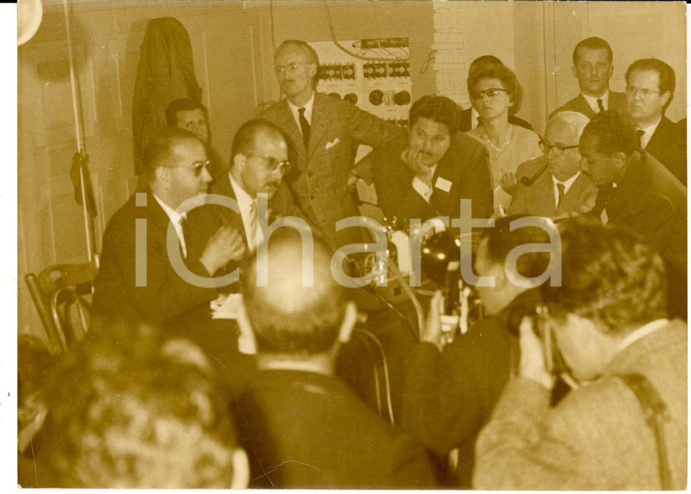 1961 Conférence d'EVIAN pour l'ALGERIE - Redha MALEK pendant son discours *Photo