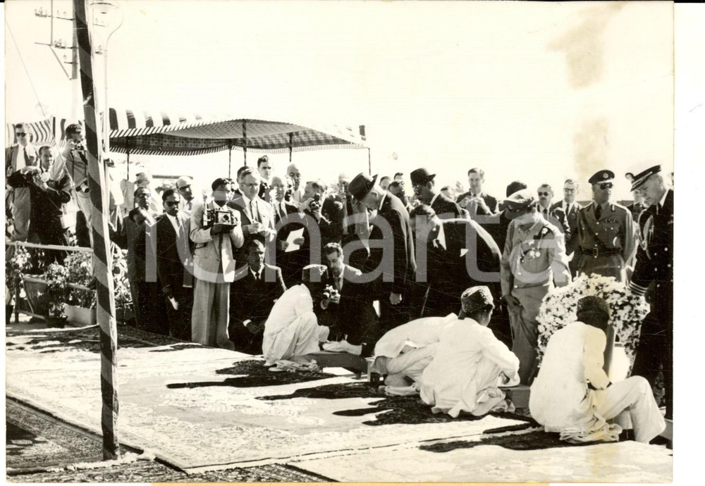Fotografia d epoca originale 1959 KARACHI Dwight EISENHOWER si copre le scarpe presso tomba Ali JINNAH Foto 1