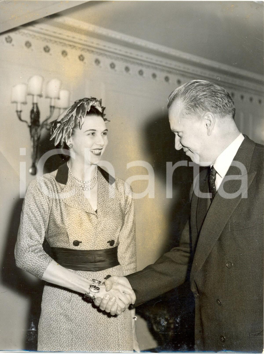 Fotografia d epoca originale 1958 LONDON Jakov MALIK meeting Beryl GREY at Dorchester Hotel Photo 15x20 cm 1