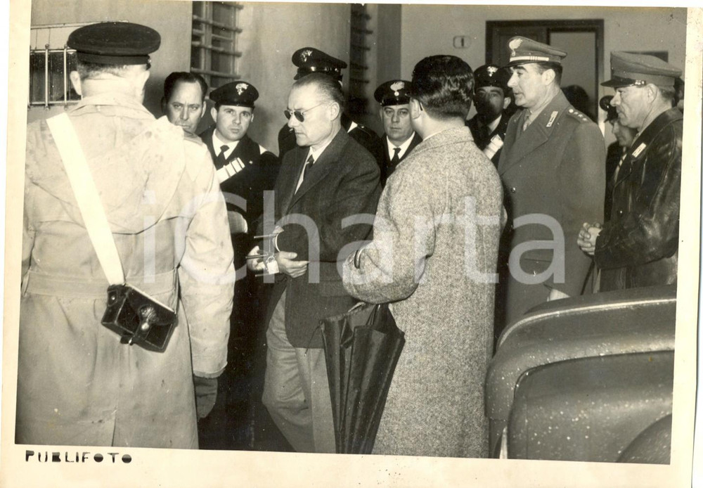 Fotografia d epoca originale 1960 GENOVA Processo a Leandro GHELARDI  L imputato entra in aula ammanettato 1