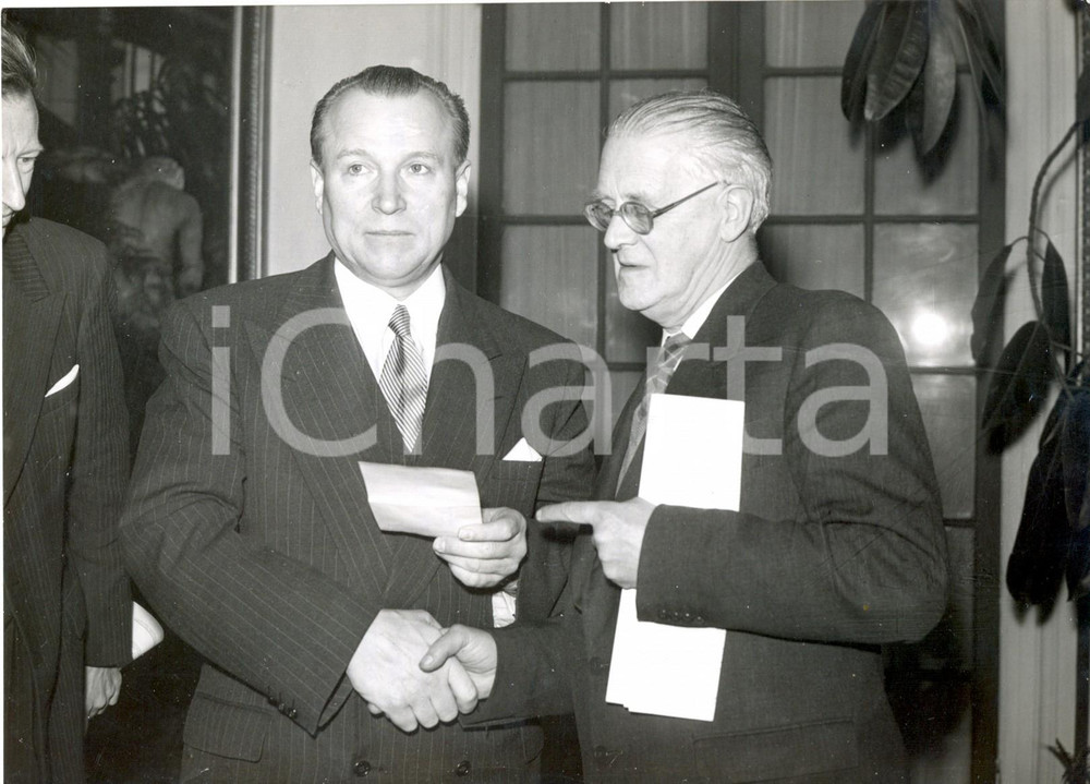 Fotografia d epoca originale 1958 ALDERMASTON ANTIH BOMB RESOLUTION  Jakov MALIK meeting Fenner BROCKWAY 1