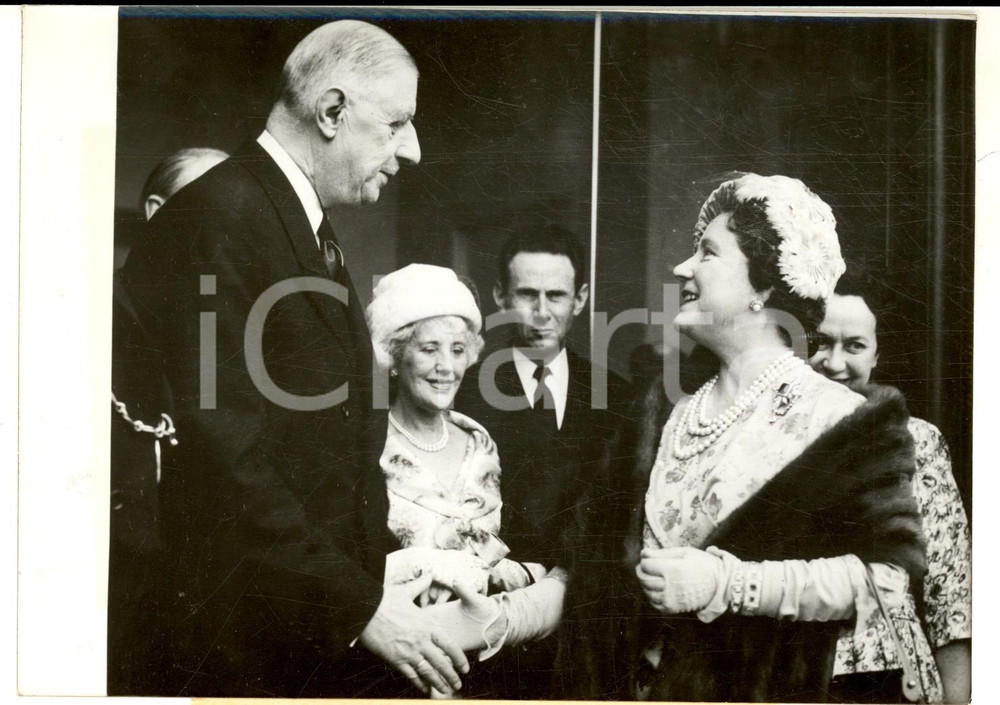 Fotografia d epoca originale 1959 PARIS Charles DE GAULLE accueille la Reine MÃ¨re pour le dÃ©jeuner Photo 1