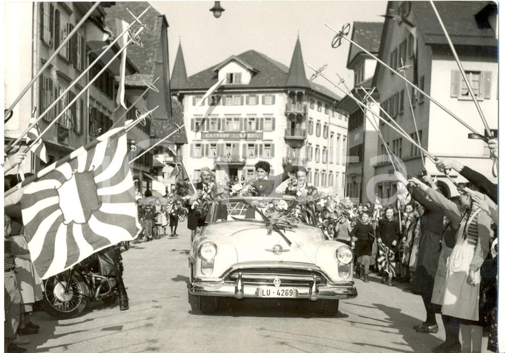 Fotografia d epoca originale 1954 ZÃœRICH SCI ALPINO  Ida SCHÃ–PFER festeggia la vittoria mondiale Foto 18x13 1