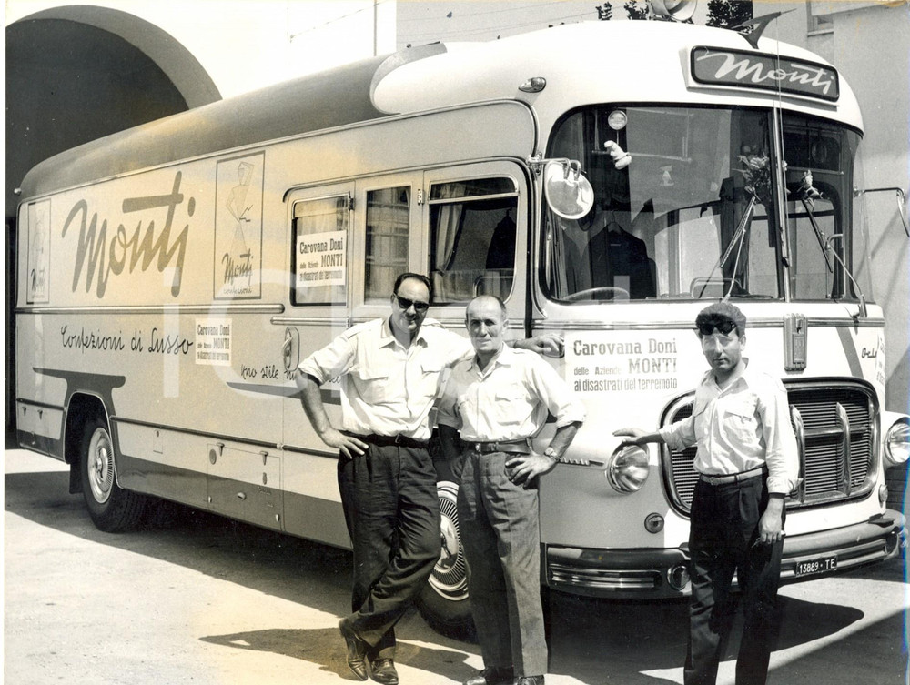 Fotografia d epoca originale 1962 TERREMOTO BENEVENTO  Ditta MONTI dona vestiti ai terremotati Foto 24x18 1