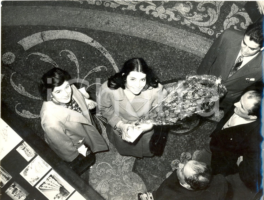 Fotografia d epoca originale 1958 GENOVA Jacqueline SASSARD al Cinema Teatro Verdi di via XX Settembre Foto 1