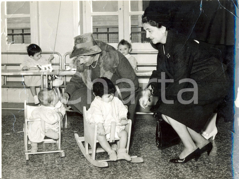Fotografia d epoca originale 1960 ROMA Carla GRONCHI visita centro CRI per i bambini Foto DANNEGGIATA 1