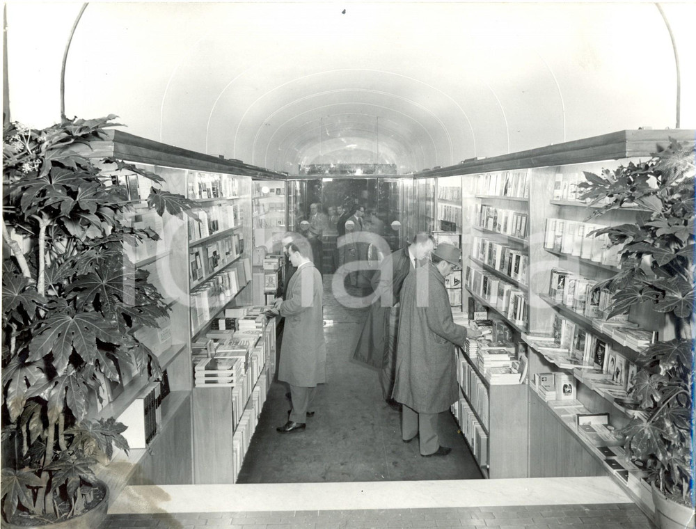Fotografia d epoca originale 1959 GENOVA Inaugurazione della prima libreria FELTRINELLI Foto 24x18 1