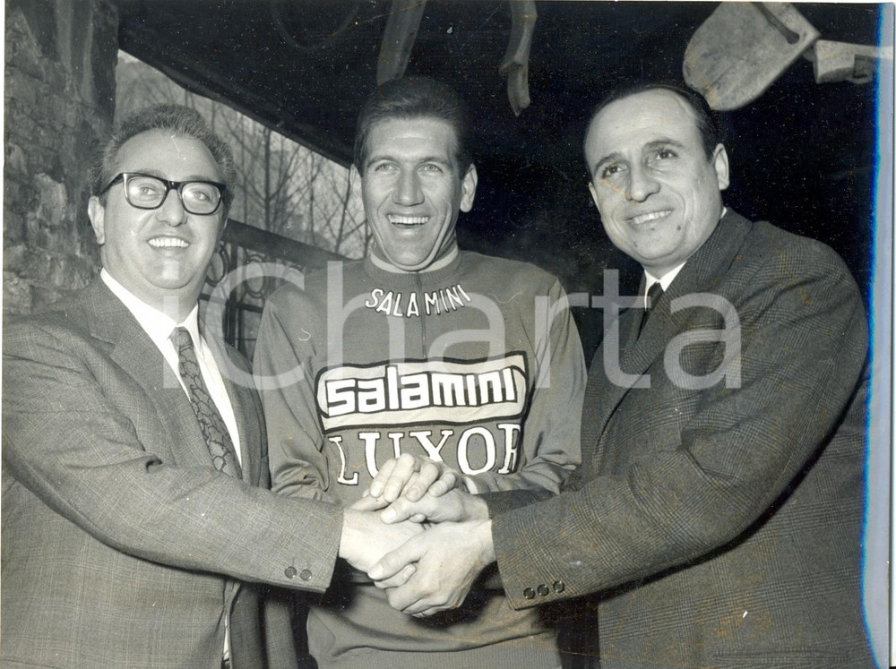 Fotografia d epoca originale 1967 MILANO CICLISMO Presentazione team SALAMINI Vittorio ADORNI Ercole BALDINI 1
