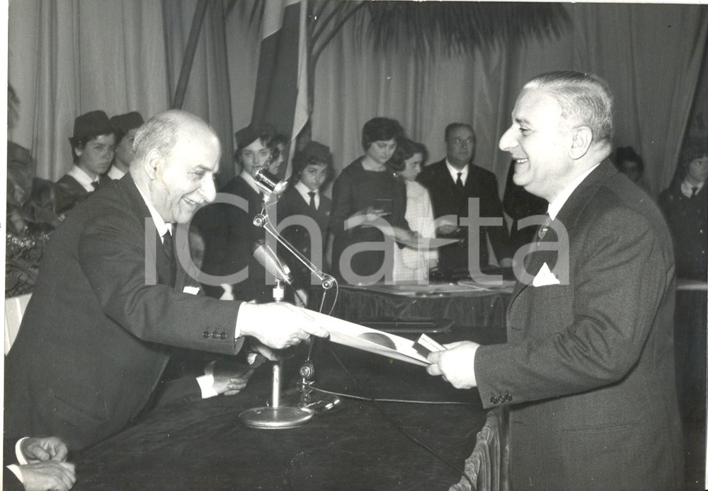 Fotografia d epoca originale 1959 ROMA Umberto TUPINI consegna premio Expo Bruxelles ad Alfonso DI PAOLO Foto 1