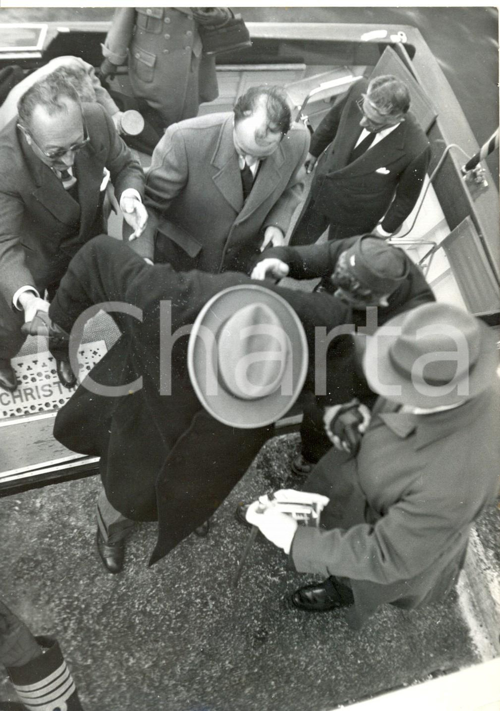 Fotografia d epoca originale 1959 GIBRALTAR  Winston CHURCHILL getting off from Aristotele ONASSIS  yacht 1
