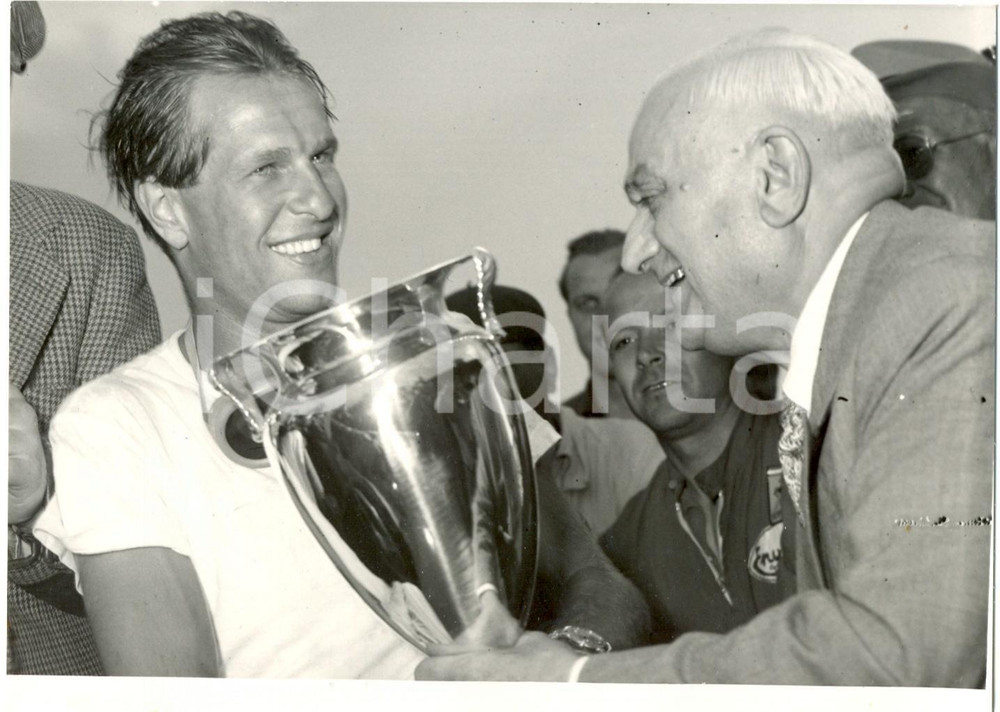 Fotografia d epoca originale 1956 MONZA  G.P. SUPERCORTEMAGGIORE  Premiazione Peter COLLINS Foto 13x18 cm 1