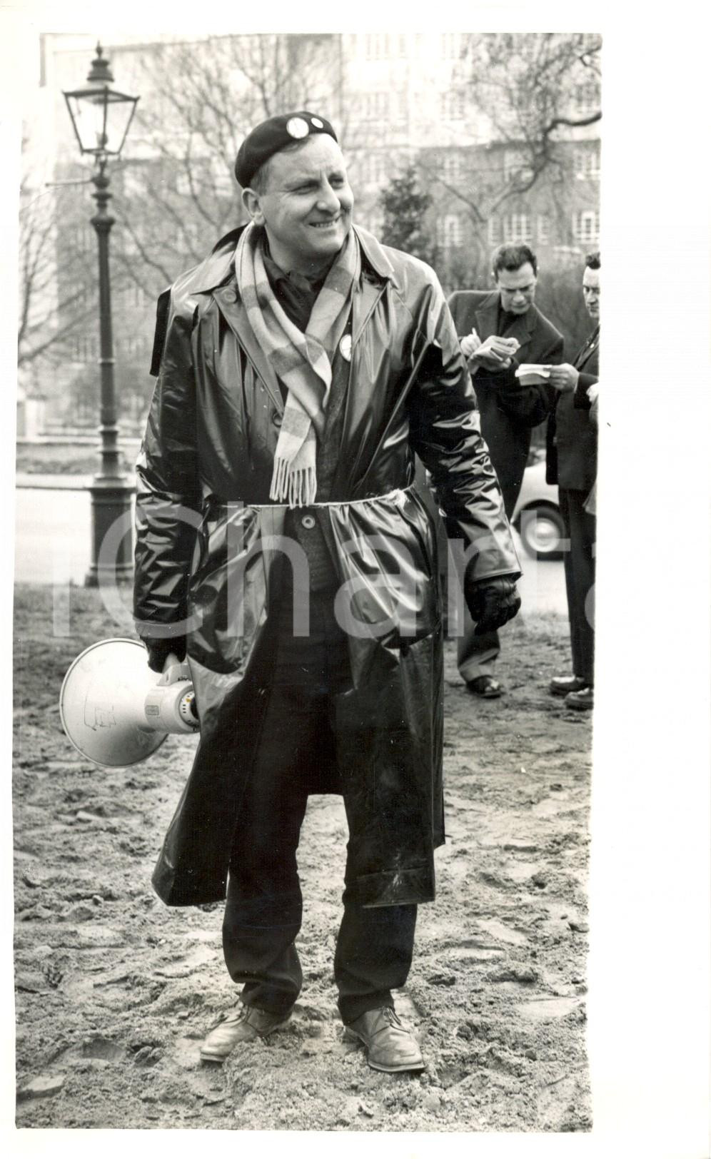 Fotografia d epoca originale 1963 LONDON Political activist Peter CADOGAN fighting for peace during a rally 1