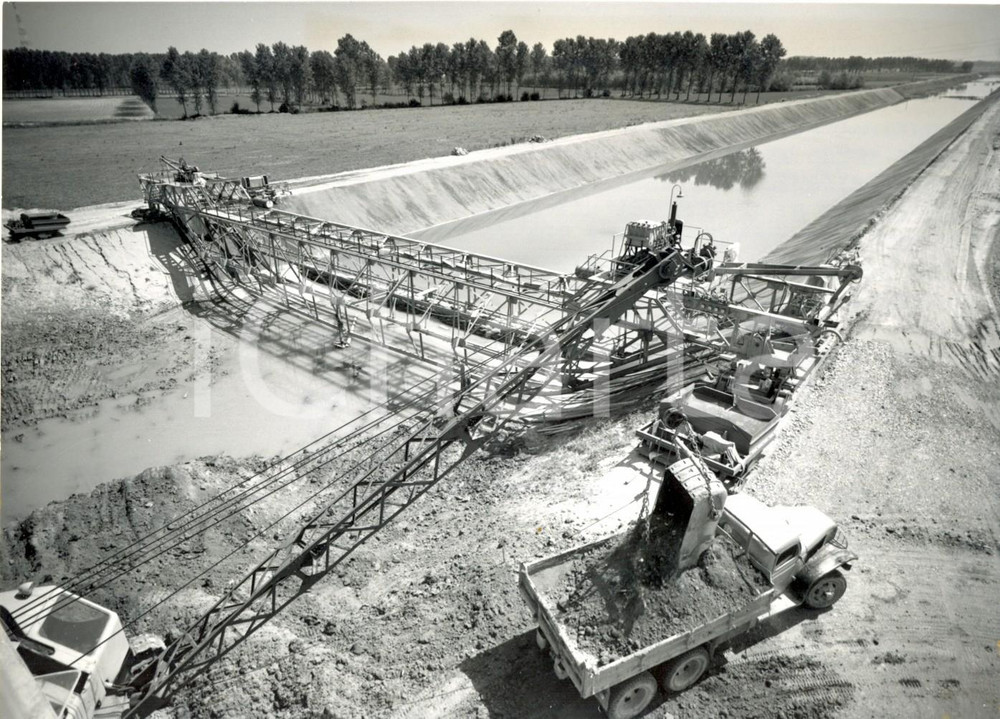Fotografia d epoca originale 1967 MILANO Veduta del canale MilanoCremonaPo in costruzione Foto 18x13 cm 1