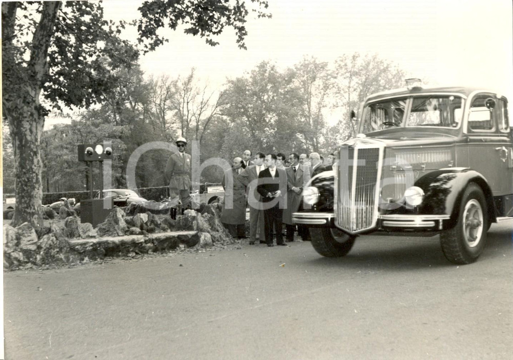 Fotografia d epoca originale 1953 TORINO PARCO DEL VALENTINO  Lotta contro i rumori delle auto e scooter 1