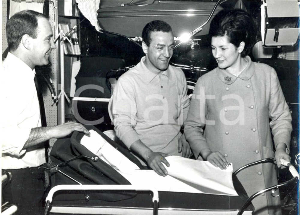 Fotografia d epoca originale 1966 MILANO Sandro LOPOPOLO e Ida ANTONELLI scelgono carrozzina per il figlio 1