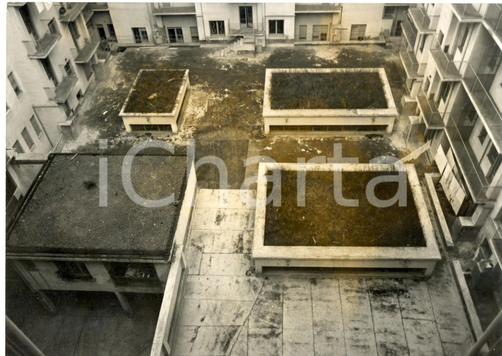 Fotografia d epoca originale 1959 TORINO via Tunisi  Cortile di un negozio di elettrodomestici svaligiato 1
