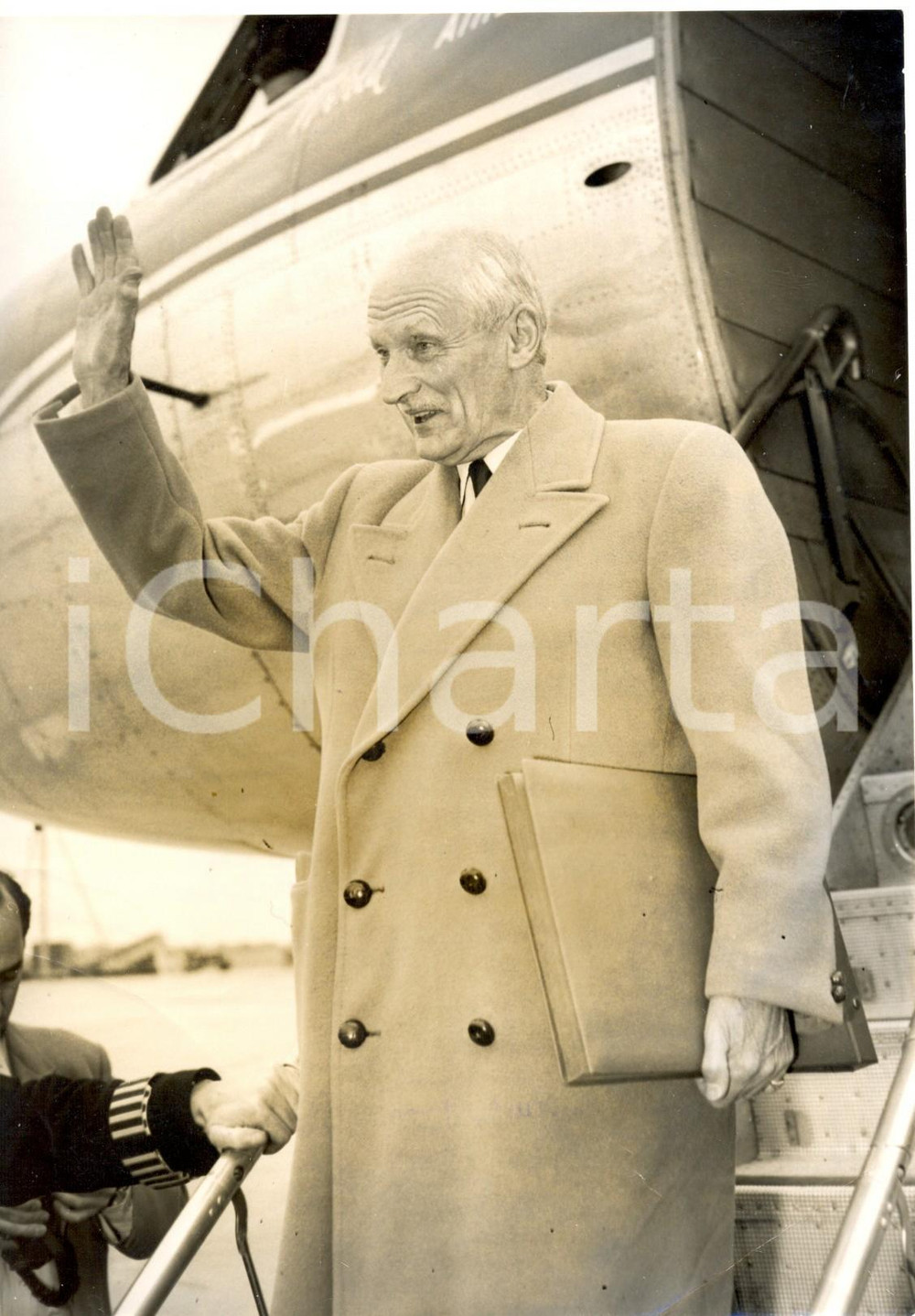 Fotografia d epoca originale 1959 LONDON Viscount MONTGOMERY waving a greeting at the airport Photo 15x20 cm 1