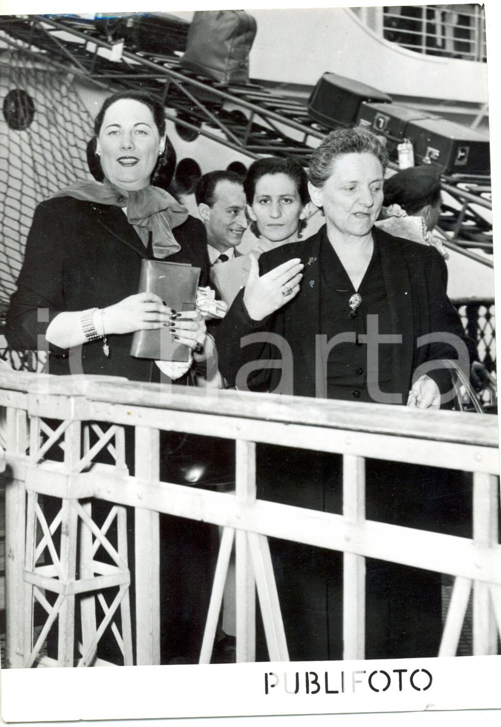 Fotografia d epoca originale 1953 GENOVA Soprano Renata TEBALDI sbarca dal transatlantico AUGUSTUS Foto 1