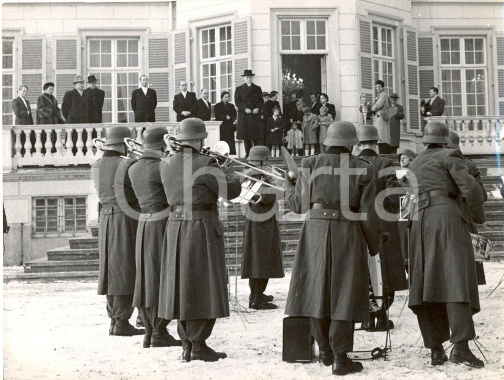 Fotografia d epoca originale 1954 MUNICH German police band playing birthday serenade for Konrad ADENAUER 1