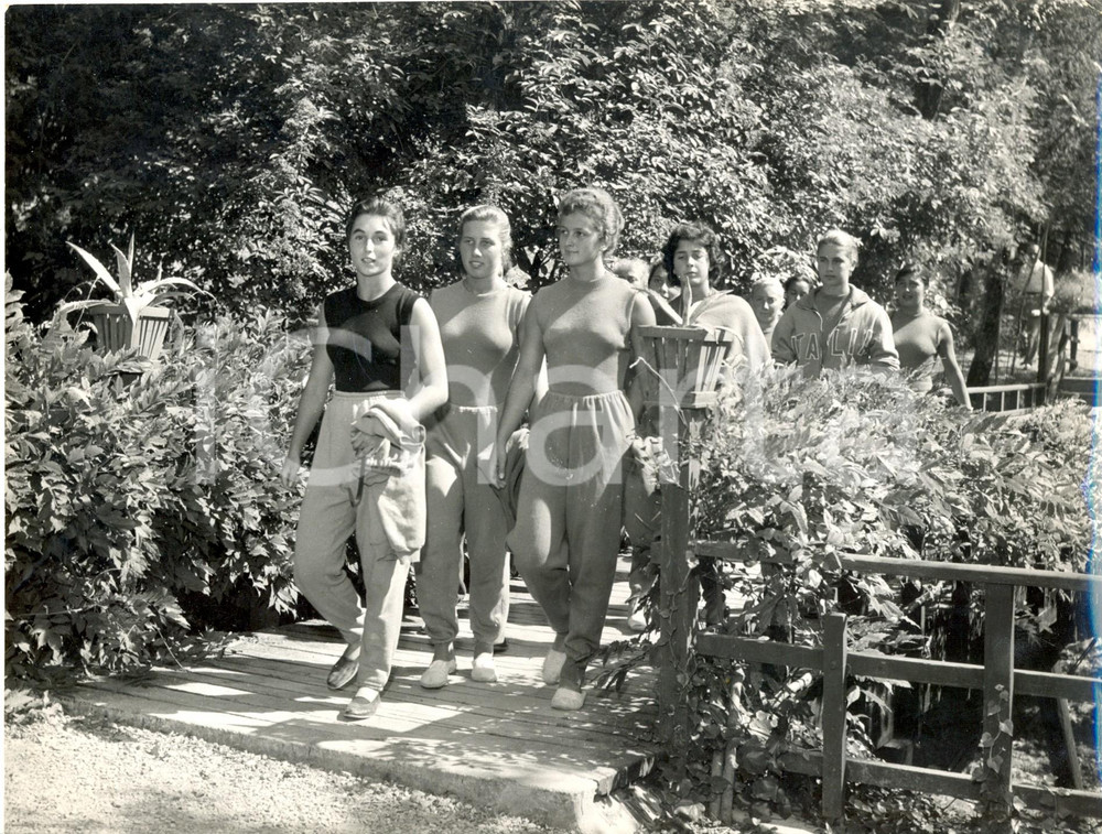 Fotografia d epoca originale 1956 USCIO GE Ginnaste azzurre in ritiro per le Olimpiadi di MELBOURNE Foto 1