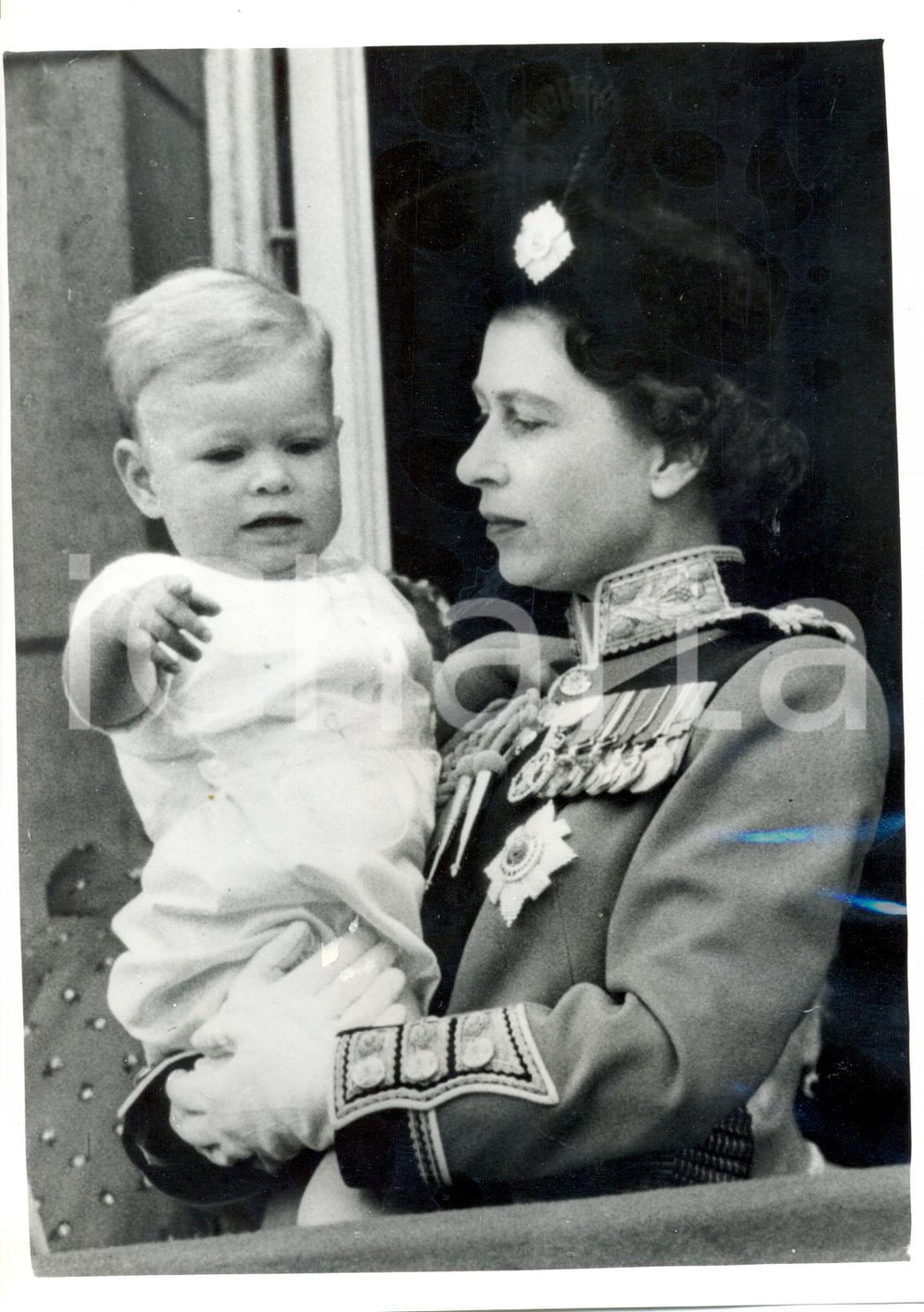Fotografia d epoca originale 1961 BUCKINGHAM PALACE Queen Elizabeth II holding little prince Andrew Photo 1