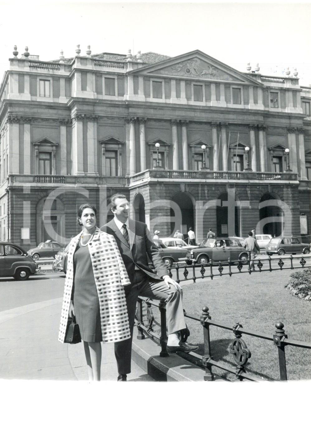 Fotografia d epoca originale 1972 MILANO PIAZZA DELLA SCALA Tenore Giorgio MERIGHI e il soprano Linda VAJNA 1