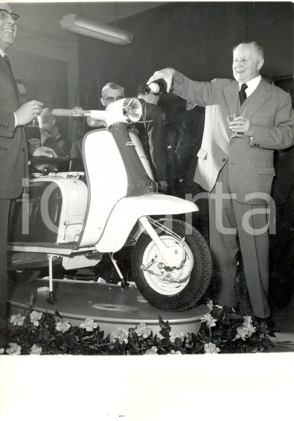 Fotografia d epoca originale 1962 MILANO Gino CASSINIS battezza i nuovi modelli LAMBRETTA con lo champagne 1
